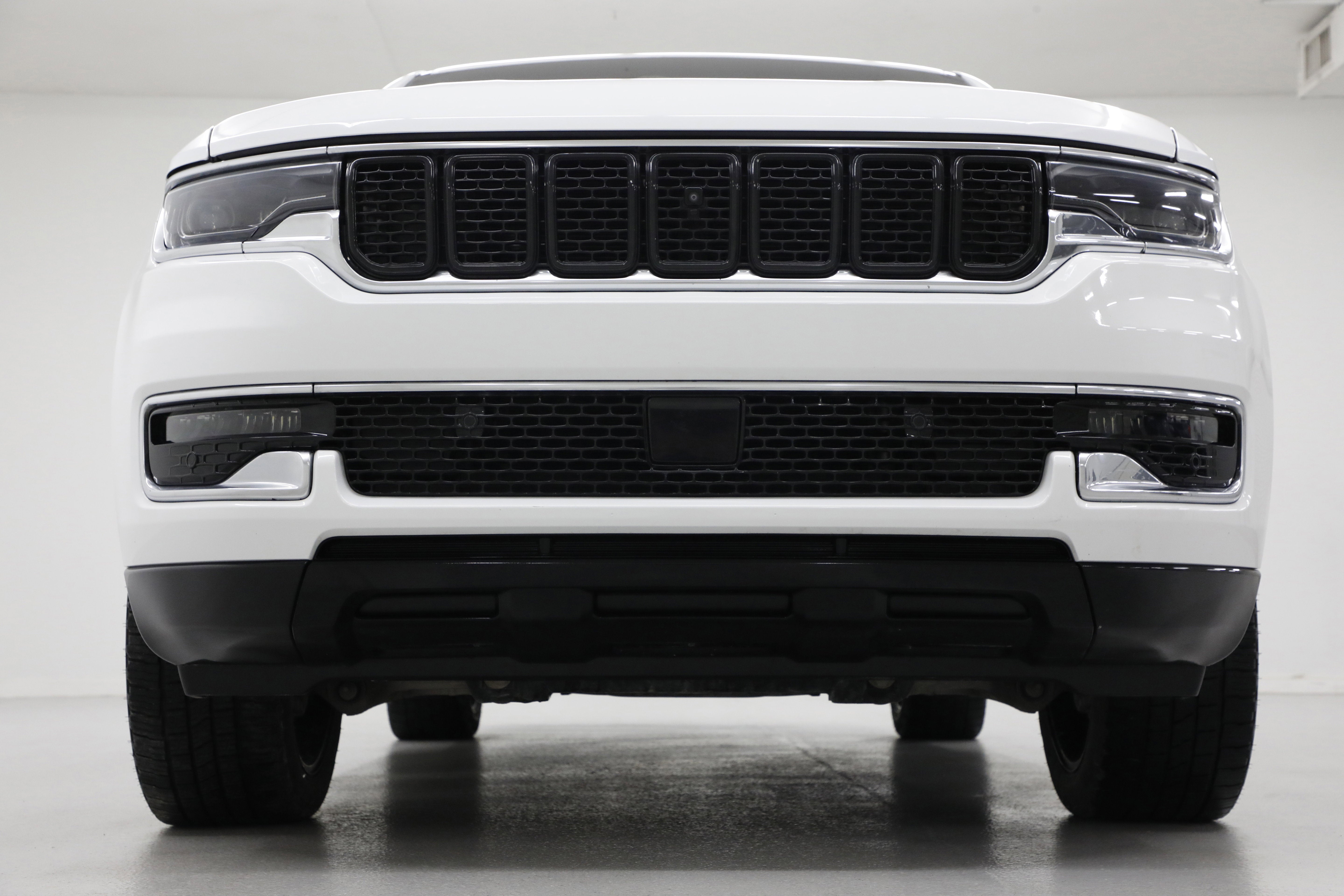 2023 Jeep Wagoneer Base