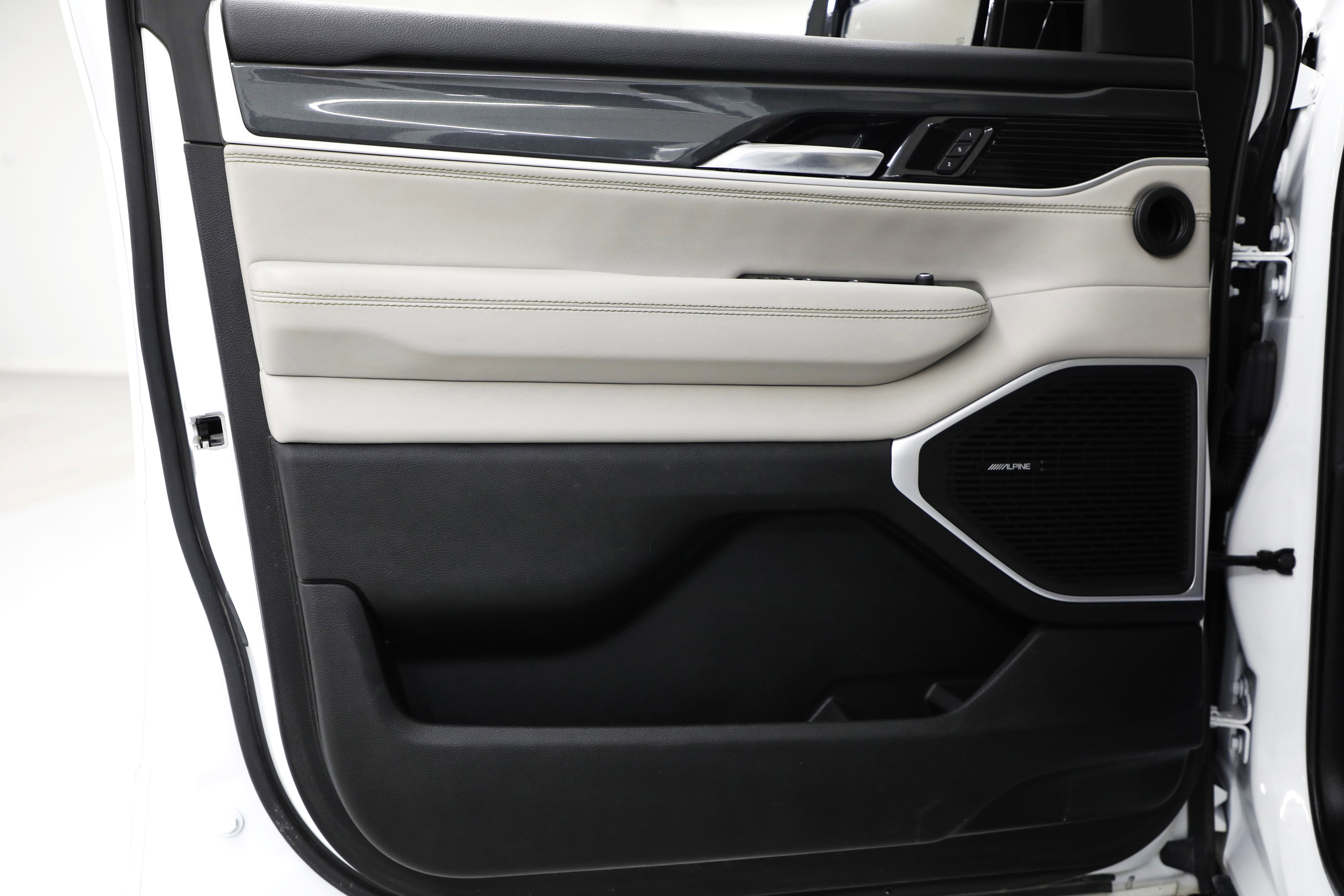 2023 Jeep Wagoneer Base