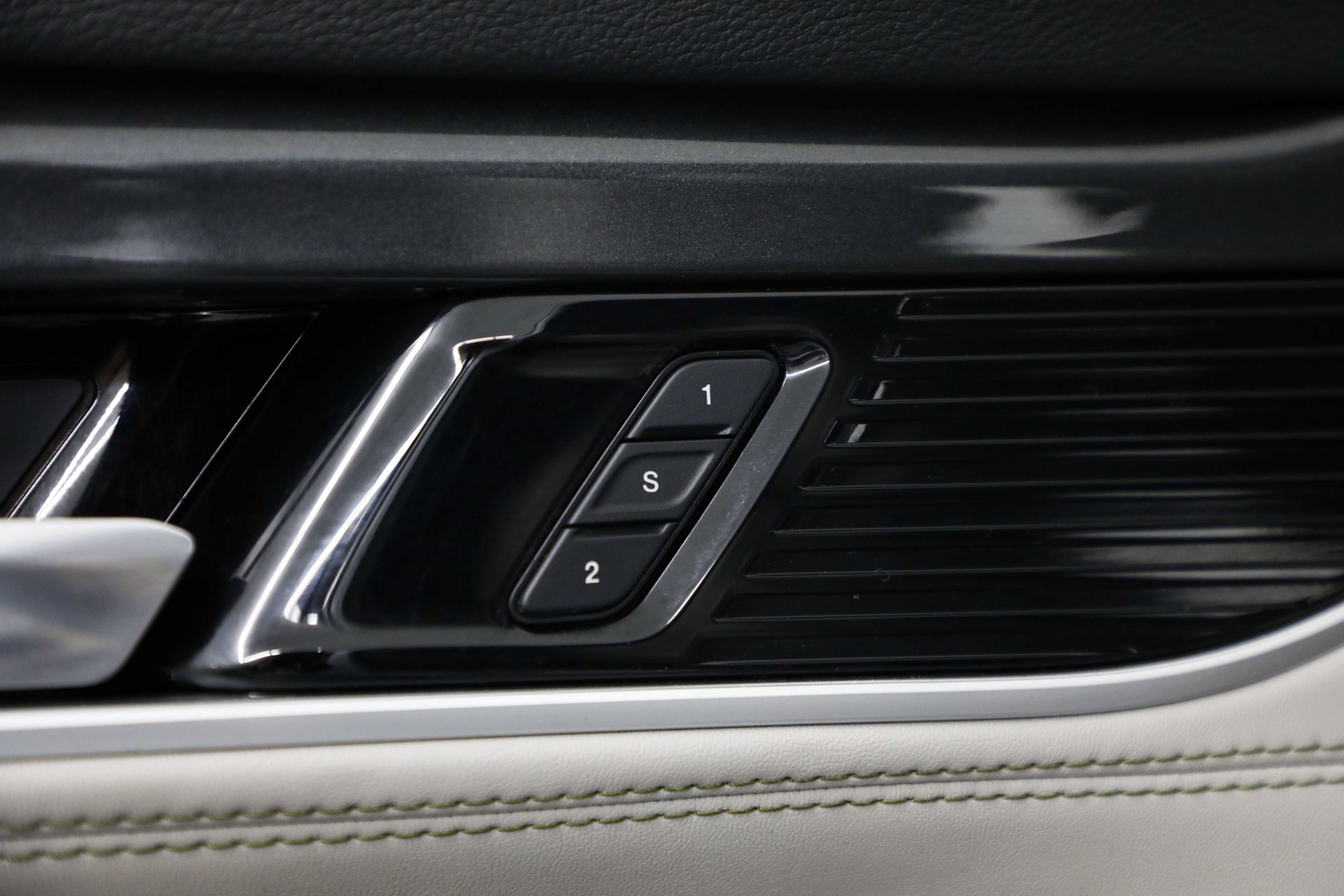 2023 Jeep Wagoneer Base