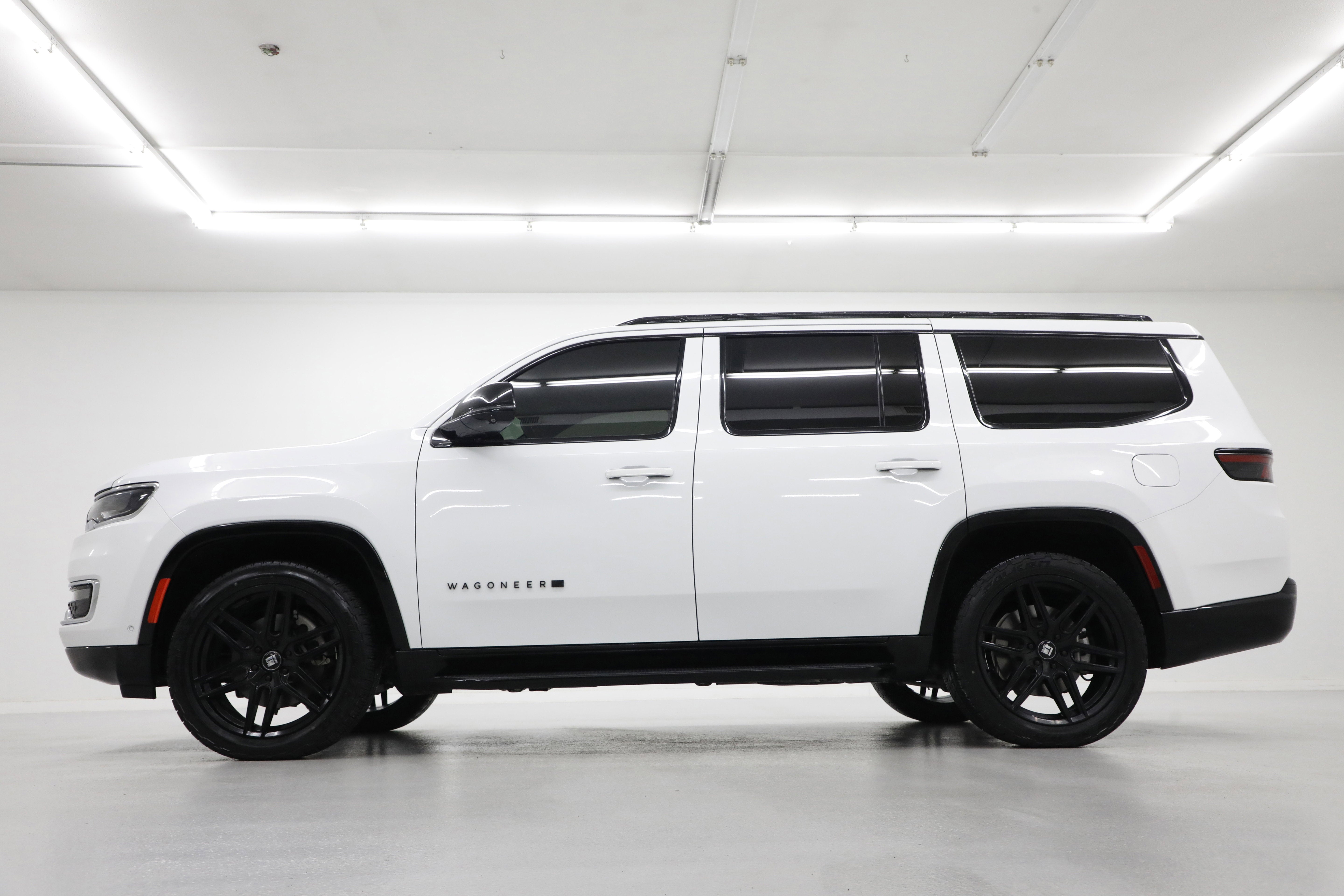 2023 Jeep Wagoneer Base