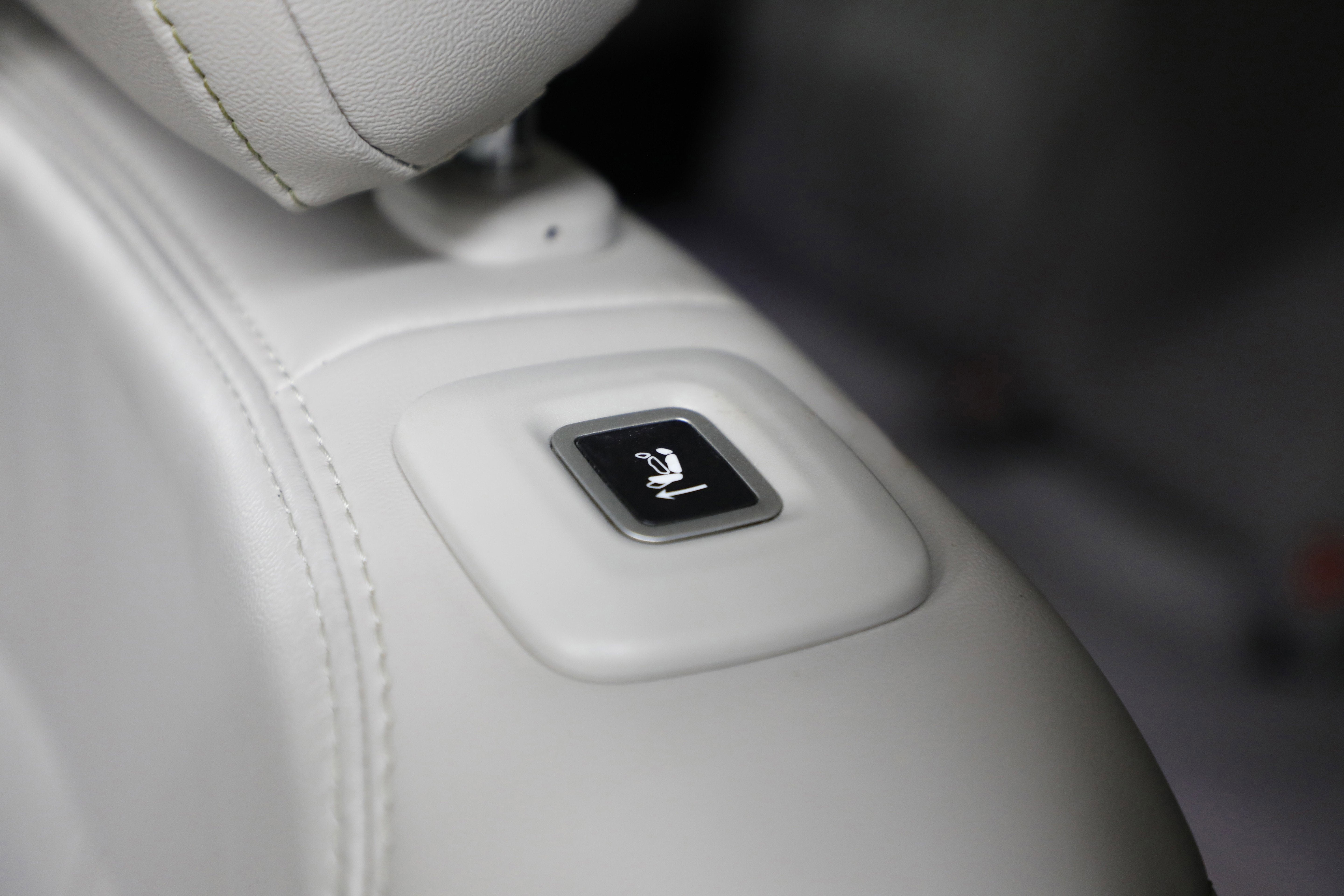 2023 Jeep Wagoneer Base