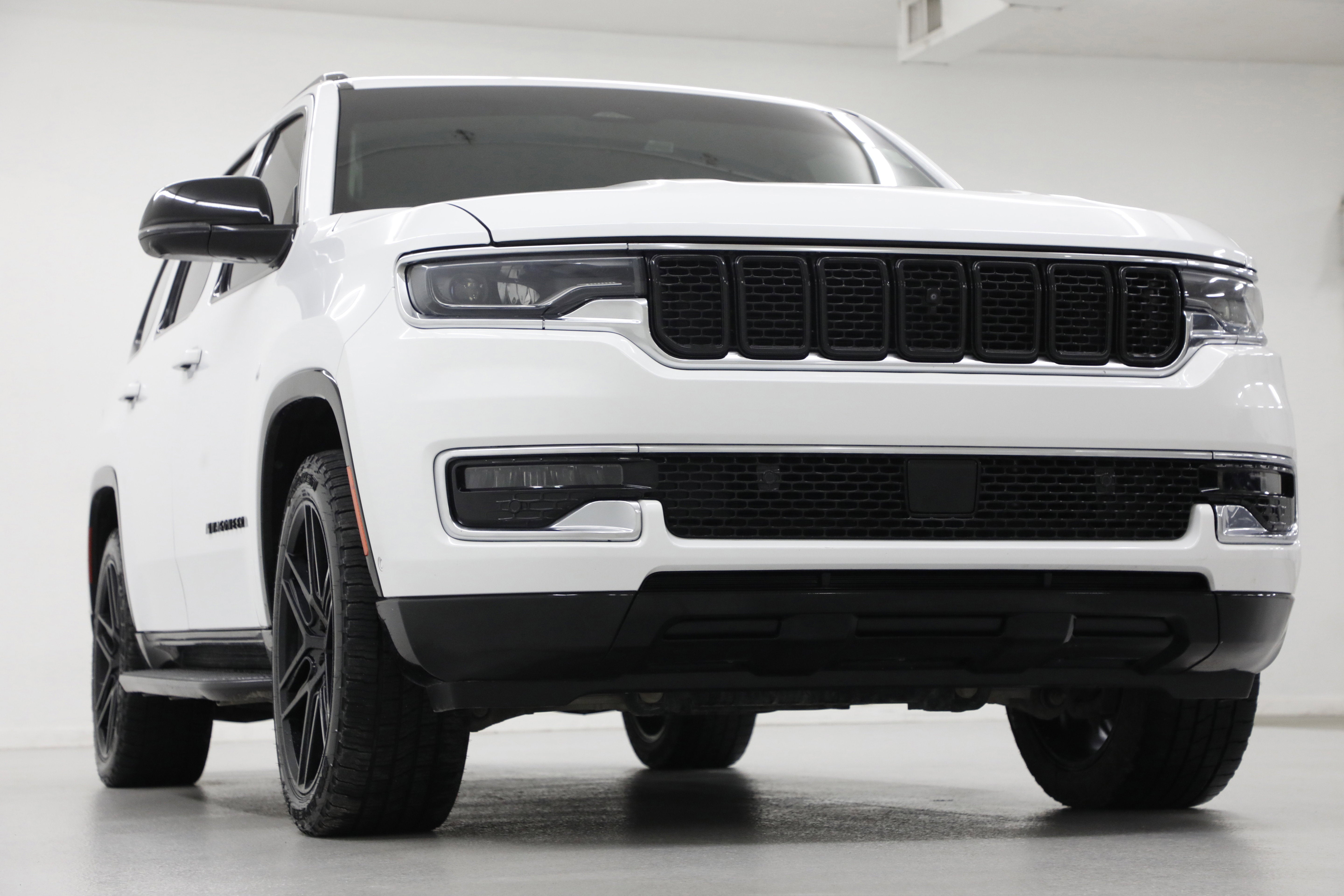 2023 Jeep Wagoneer Base