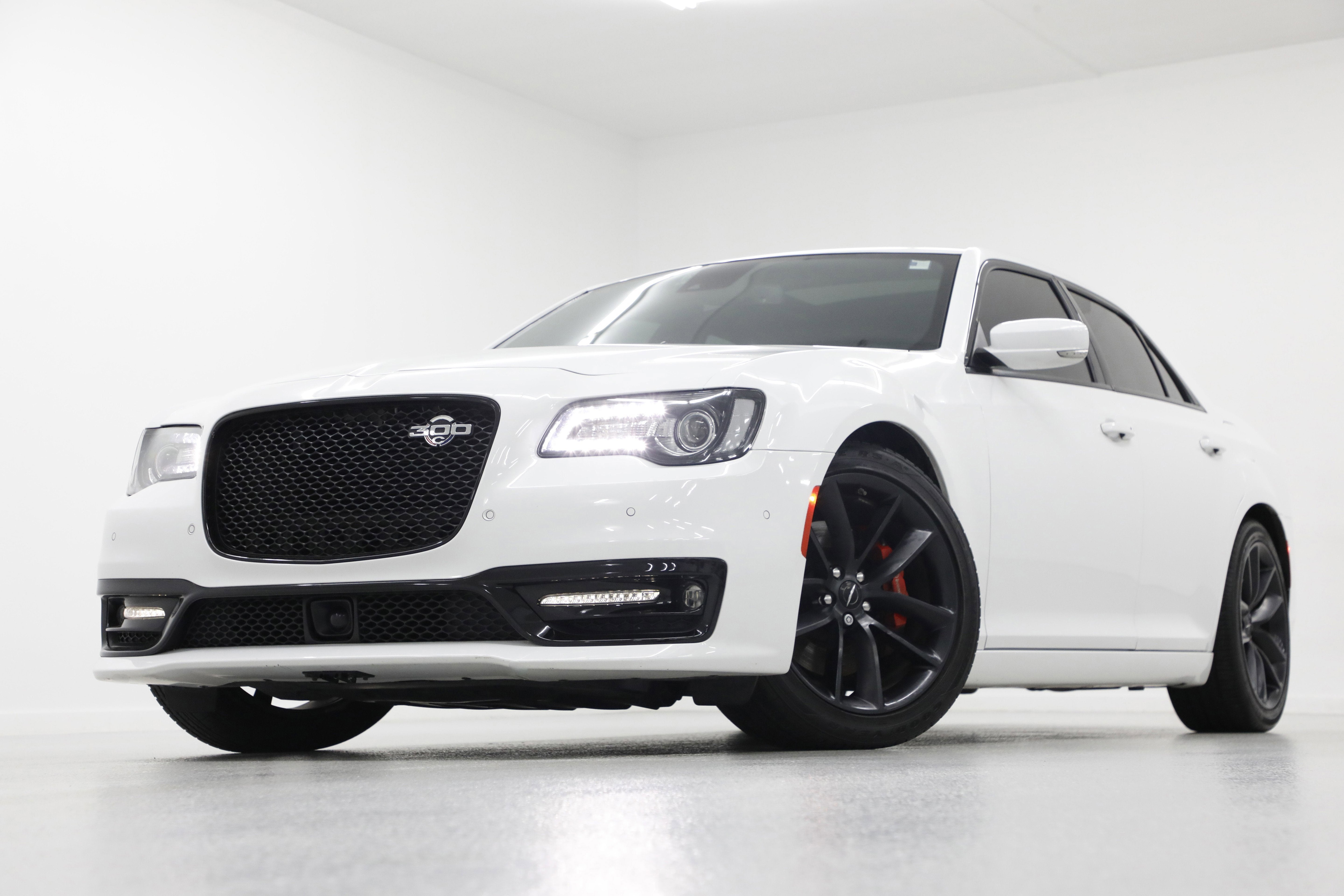 2023 Chrysler 300 C's photo