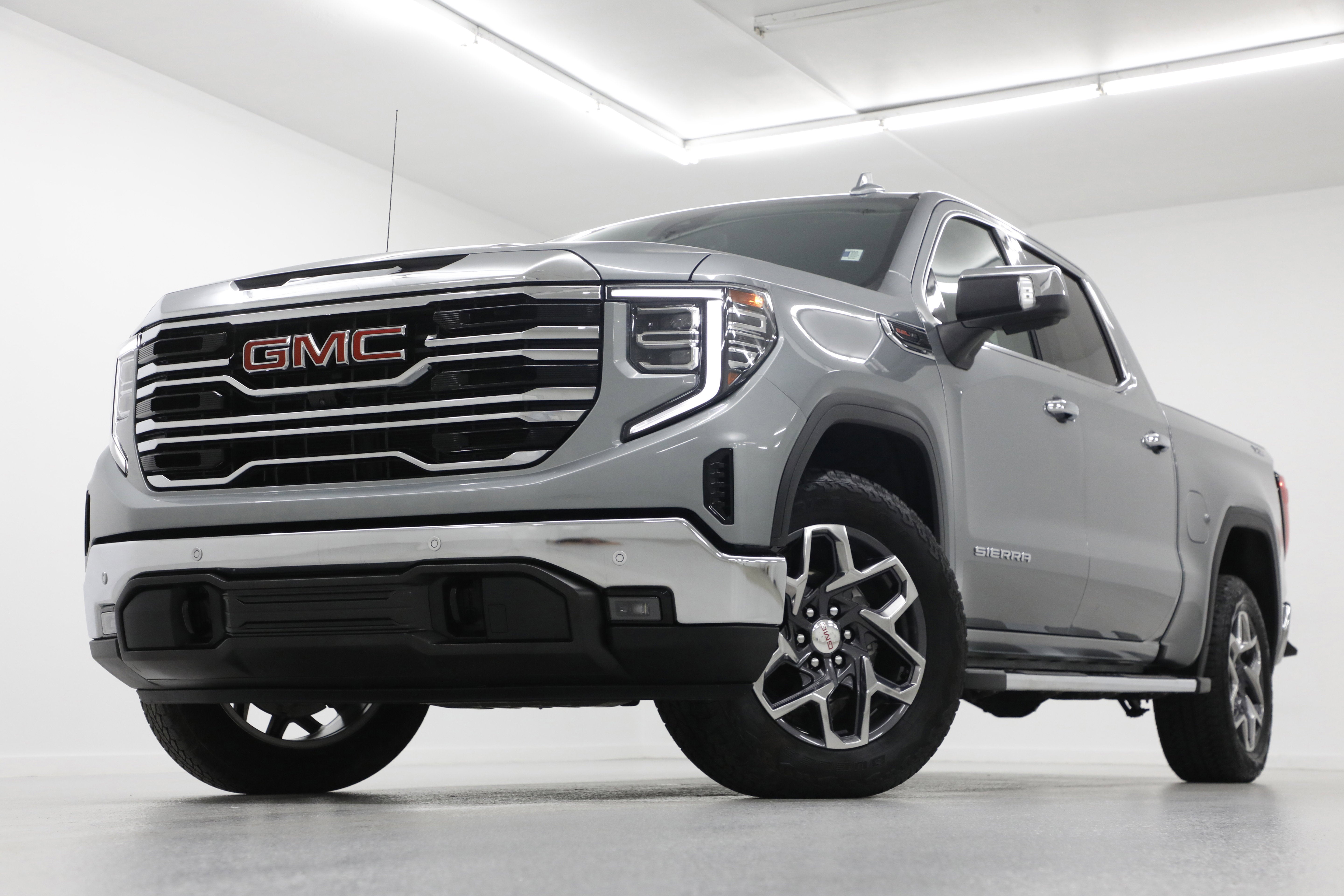 2025 GMC Sierra 4WD Crew Cab Standard Box SLT's photo