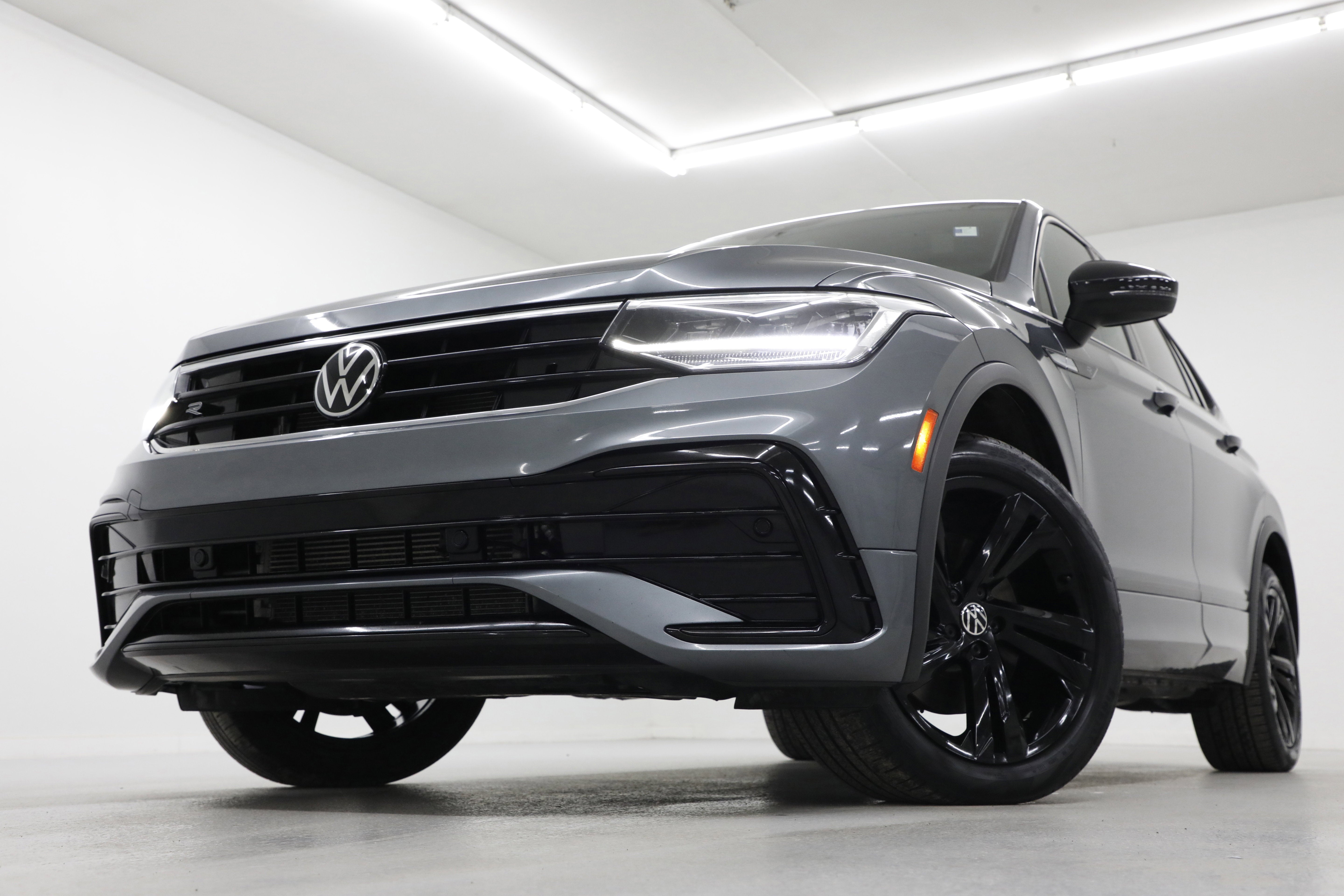 2023 Volkswagen Tiguan SE R-Line Black