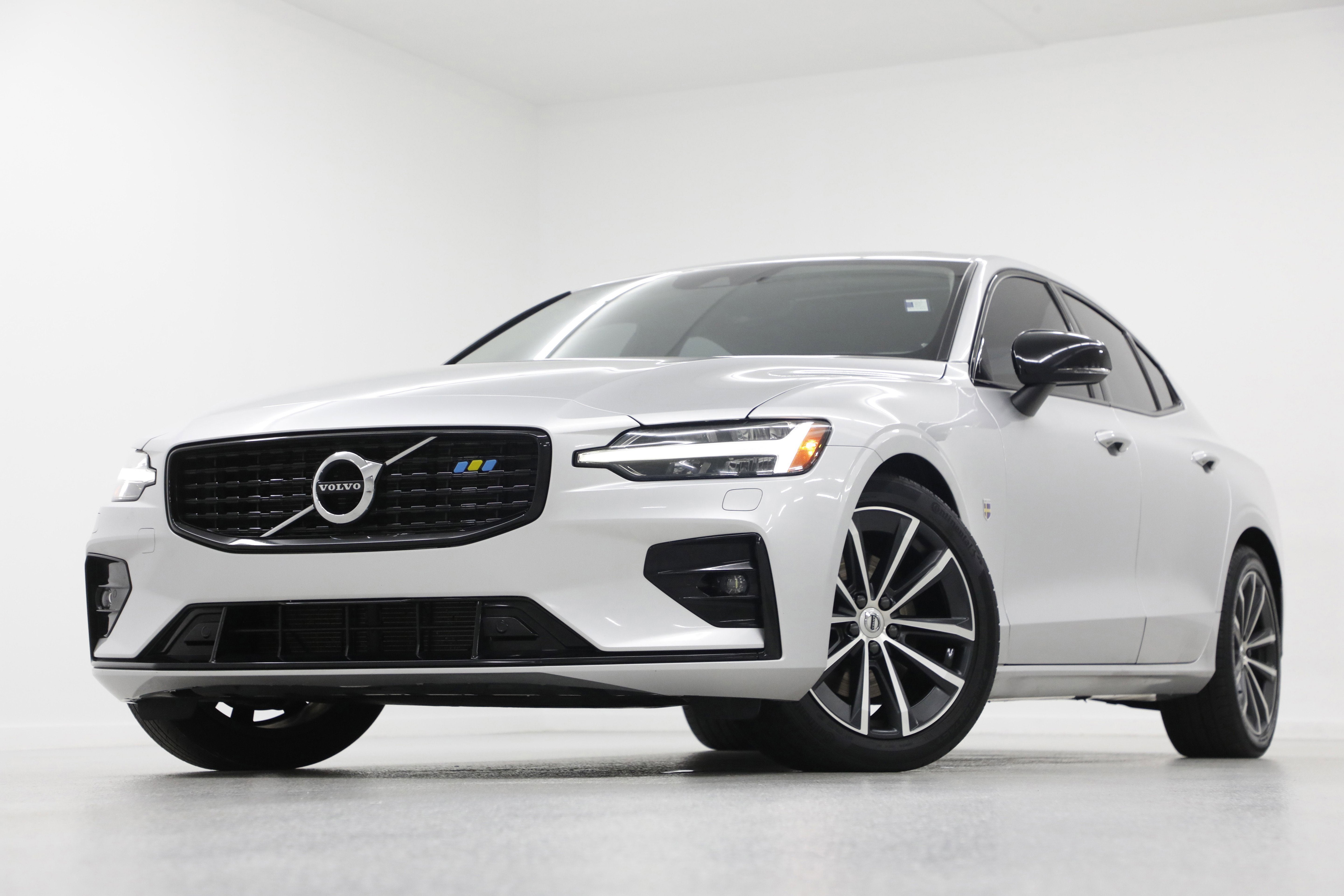 2022 Volvo S60 B5 Black Edition Momentum's photo